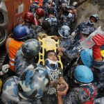 Pema Lama es rescatado por los servicios de rescate.