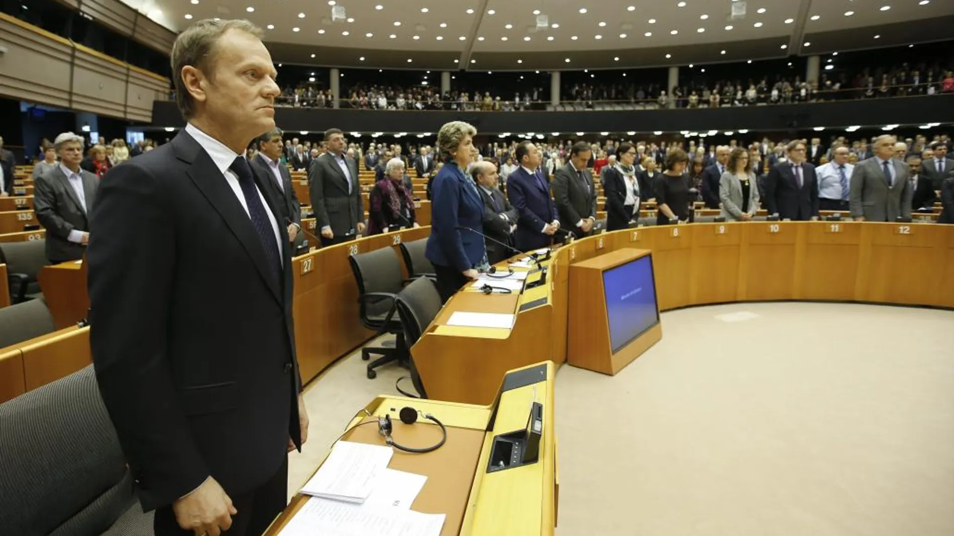 El presidente del Consejo Europeo, Donald Tusk (i), y miembros del Parlamento Europeo guardan un minuto de silencio por las víctimas del accidente de avión de la aerolínea germana Germanwings, el miércoles 25 de marzo
