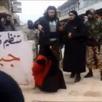 Imagen del momento en que el yihadista saca una pistola para ejecutar a la mujer.