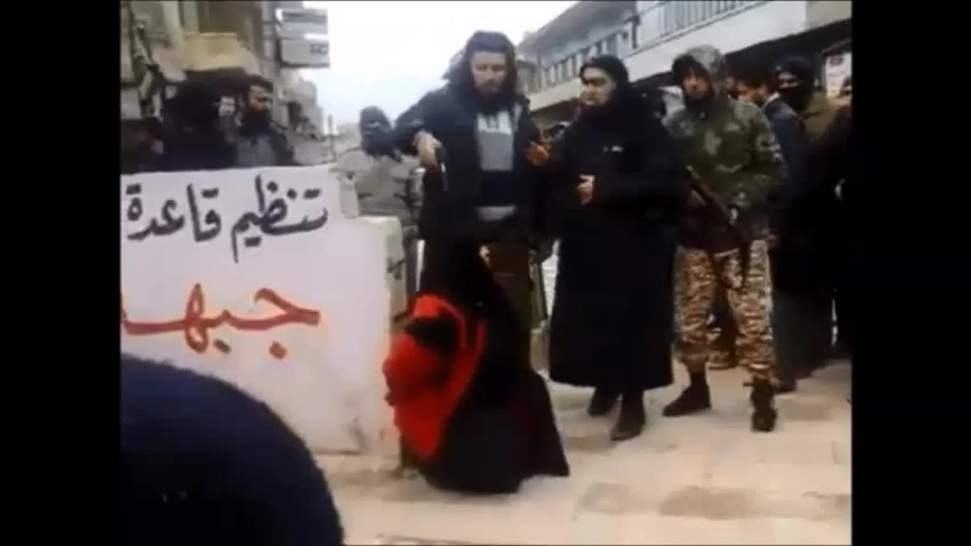 Imagen del momento en que el yihadista saca una pistola para ejecutar a la mujer.
