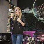 La cantante Edurne, representante española en el Festival de Eurovisión 2015, realiza las pruebas de sonido en el Eurovision Village