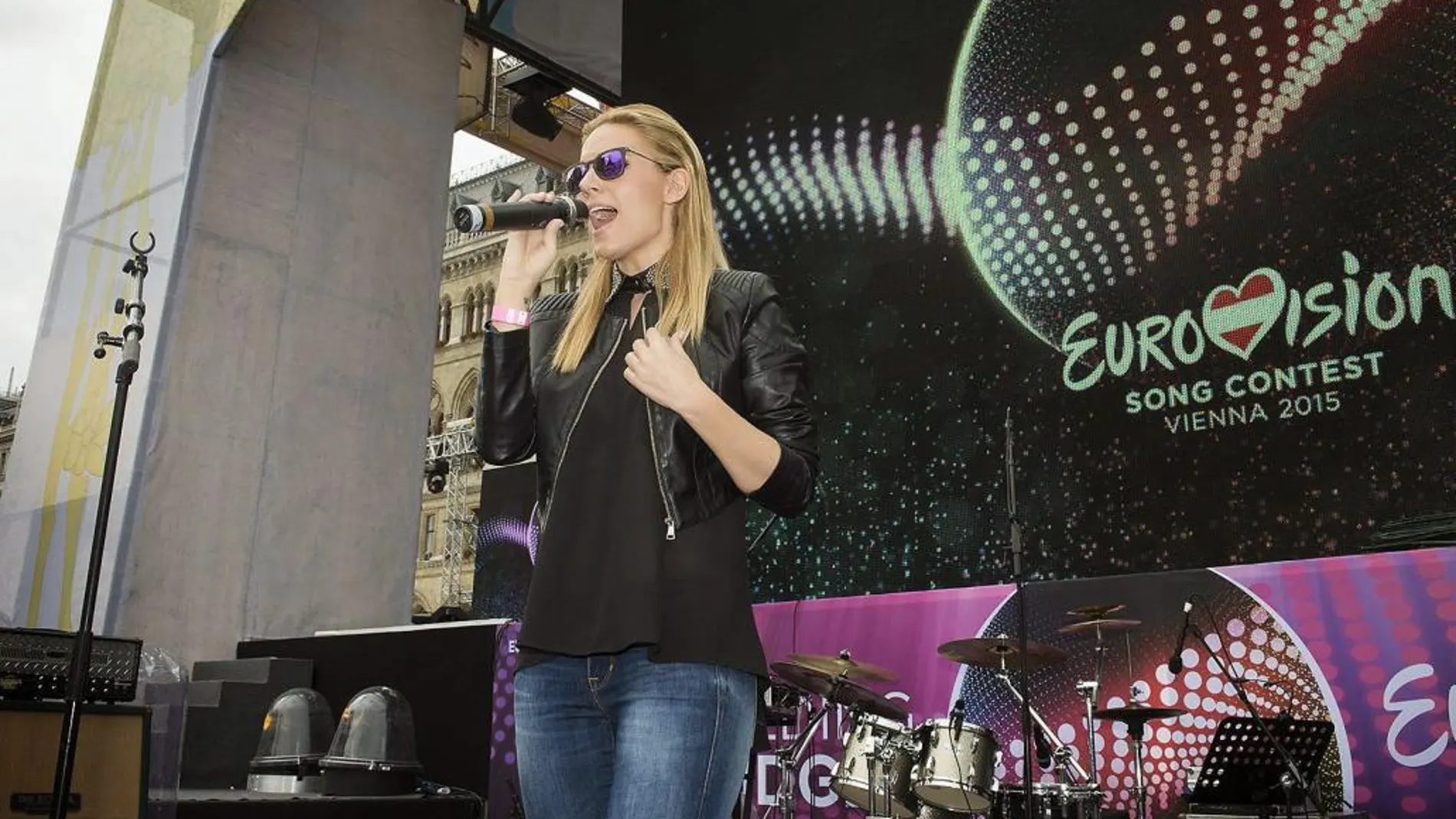 La cantante Edurne, representante española en el Festival de Eurovisión 2015, realiza las pruebas de sonido en el Eurovision Village