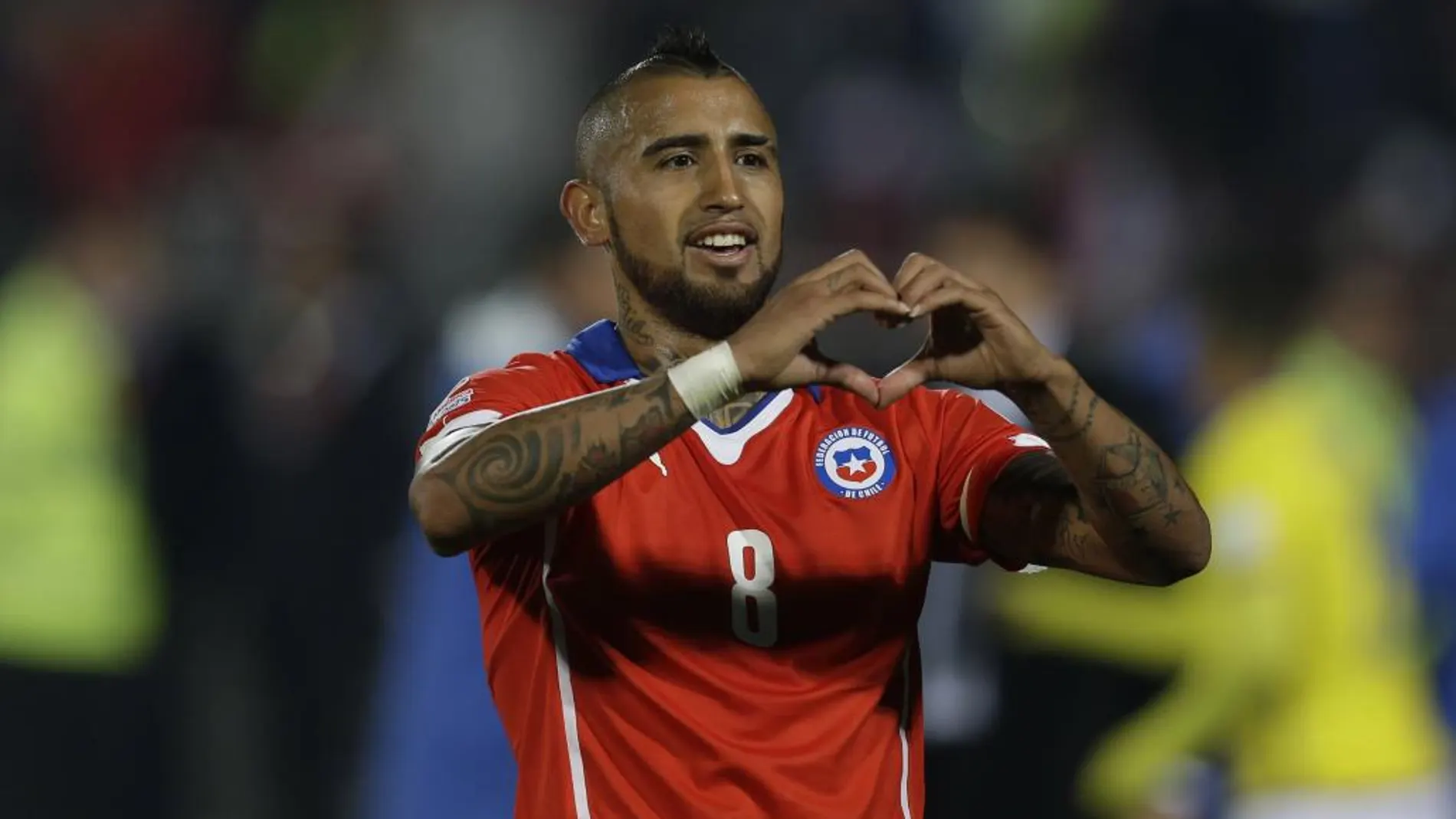 El chileno Arturo Vidal celebra su gol de penalti