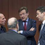 El ministro de Finanzas griego, Yanis Varufakis, con el presidente del Eurogrupo, Jeroen Dijsselbloem