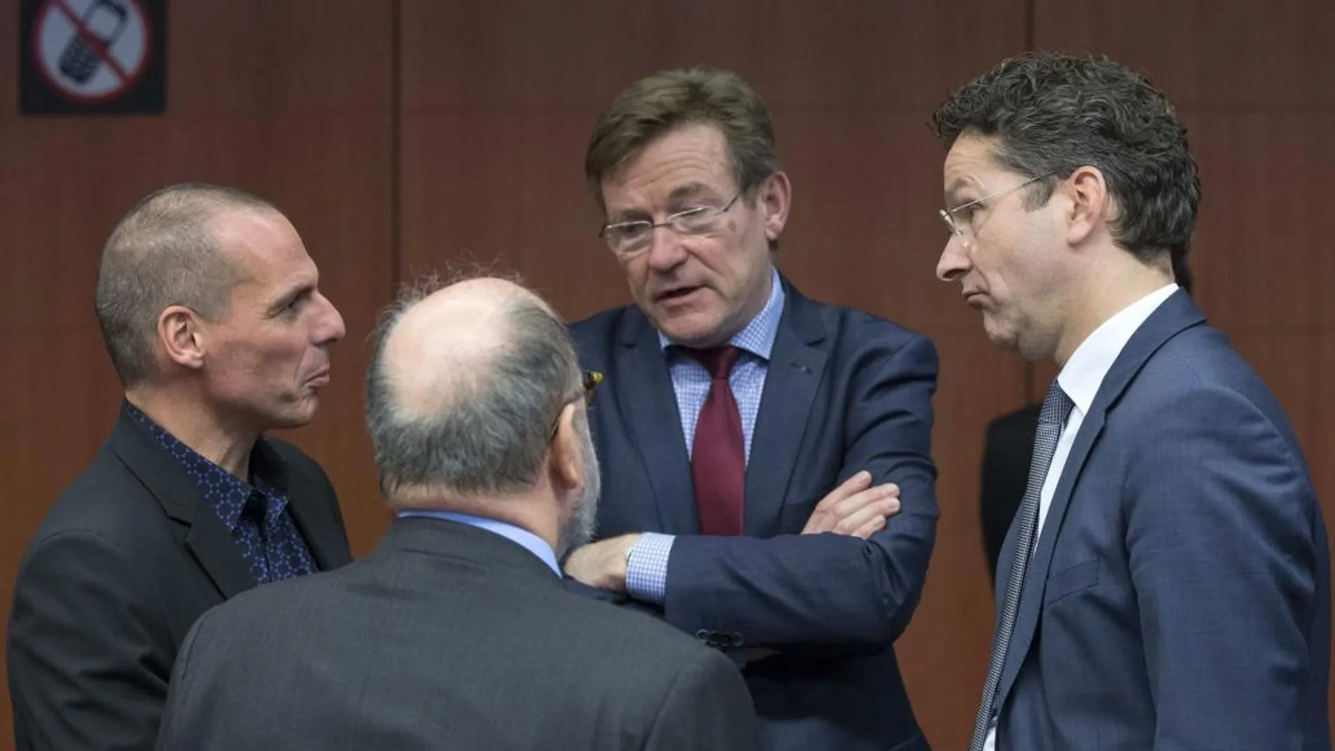 El ministro de Finanzas griego, Yanis Varufakis, con el presidente del Eurogrupo, Jeroen Dijsselbloem