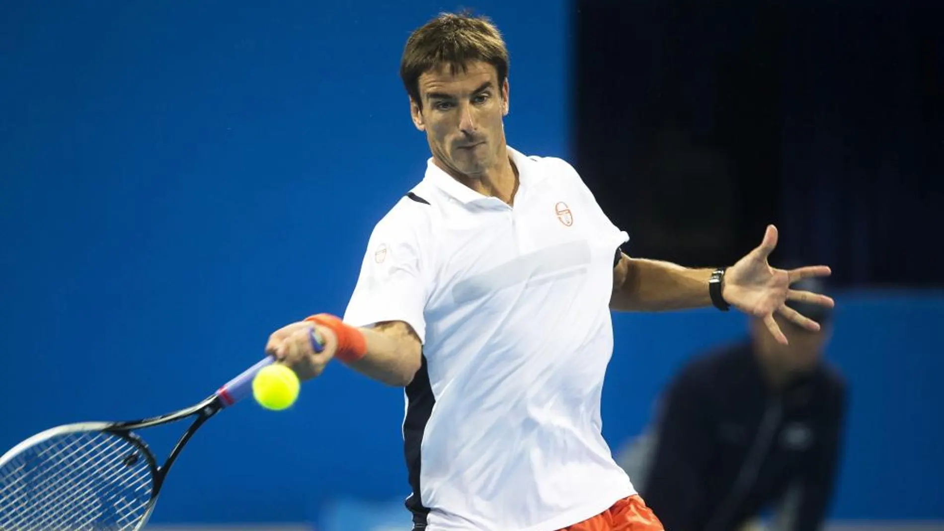 Tommy Robredo devuelve la pelota al estadounidense John Isner