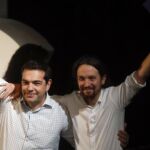 El secretario general de Podemos, Pablo Iglesias, junto al líder de Syriza, Alexis Tsipra