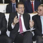 El presidente del Gobierno, Mariano Rajoy, junto al presidente de la CEOE, Juan Rosell y el presidente del Consejo Empresarial para la Competitividad, César Alierta