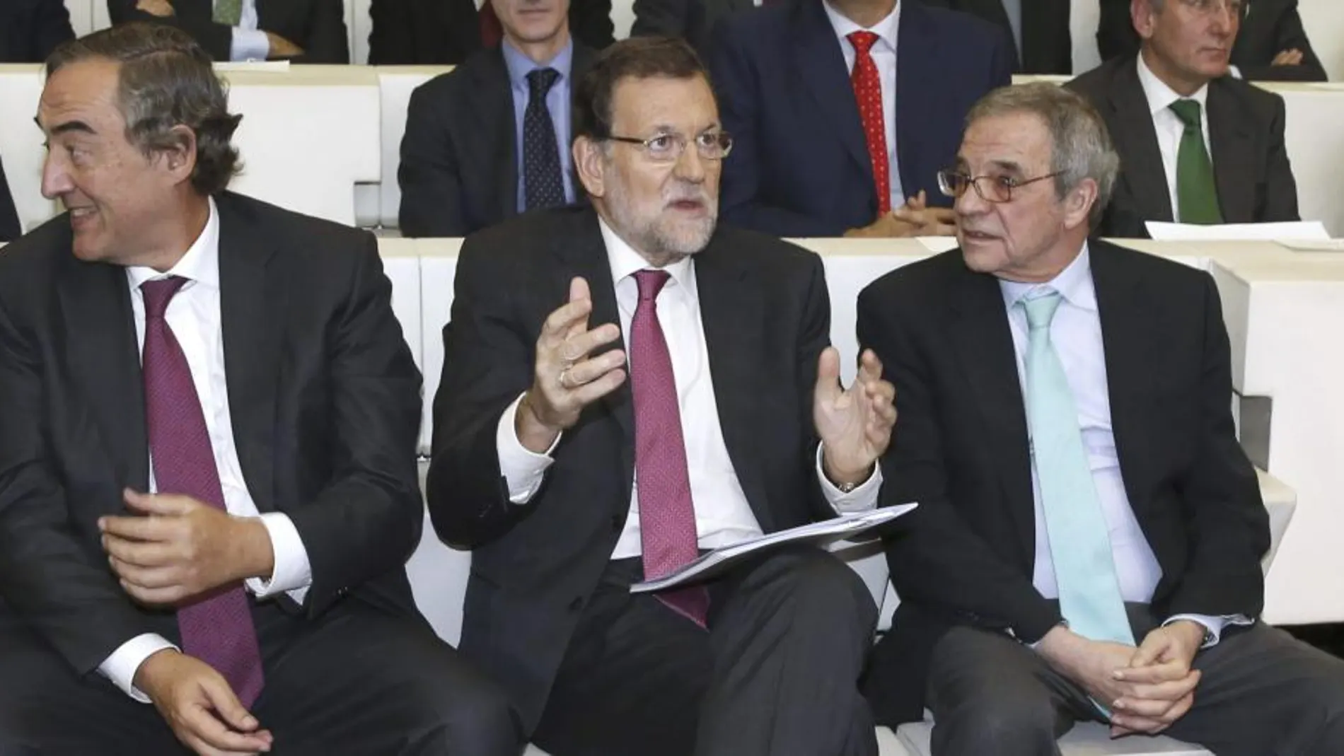 El presidente del Gobierno, Mariano Rajoy, junto al presidente de la CEOE, Juan Rosell y el presidente del Consejo Empresarial para la Competitividad, César Alierta