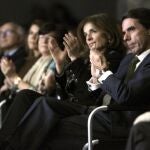 La alcaldesa de Madrid, Ana Botella (i), y su marido, el expresidente del Gobierno y presidente de la Fundación FAES, José María Aznar (d), durante el acto de presentación del archivo documental de Gregorio Ordóñez