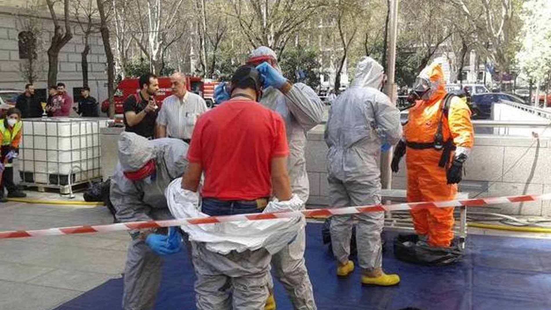 Las tres personas que tocaron el sobre fueron duchadas con agua descontaminante. El resto se lavaron las manos, la cara, los pies. Ninguno mostró síntomas.