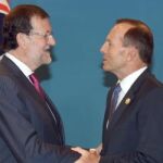 El primer ministro australiano Tony Abbott saluda a Mariano Rajoy.