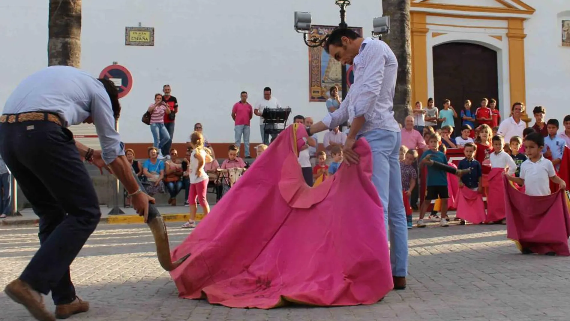 El Cid y Dávila Miura torean en las calles de Villamanrique