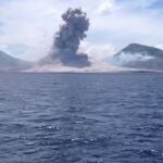 Un turista capta la explosiva erupción de un volcán en Papúa Nueva Guinea