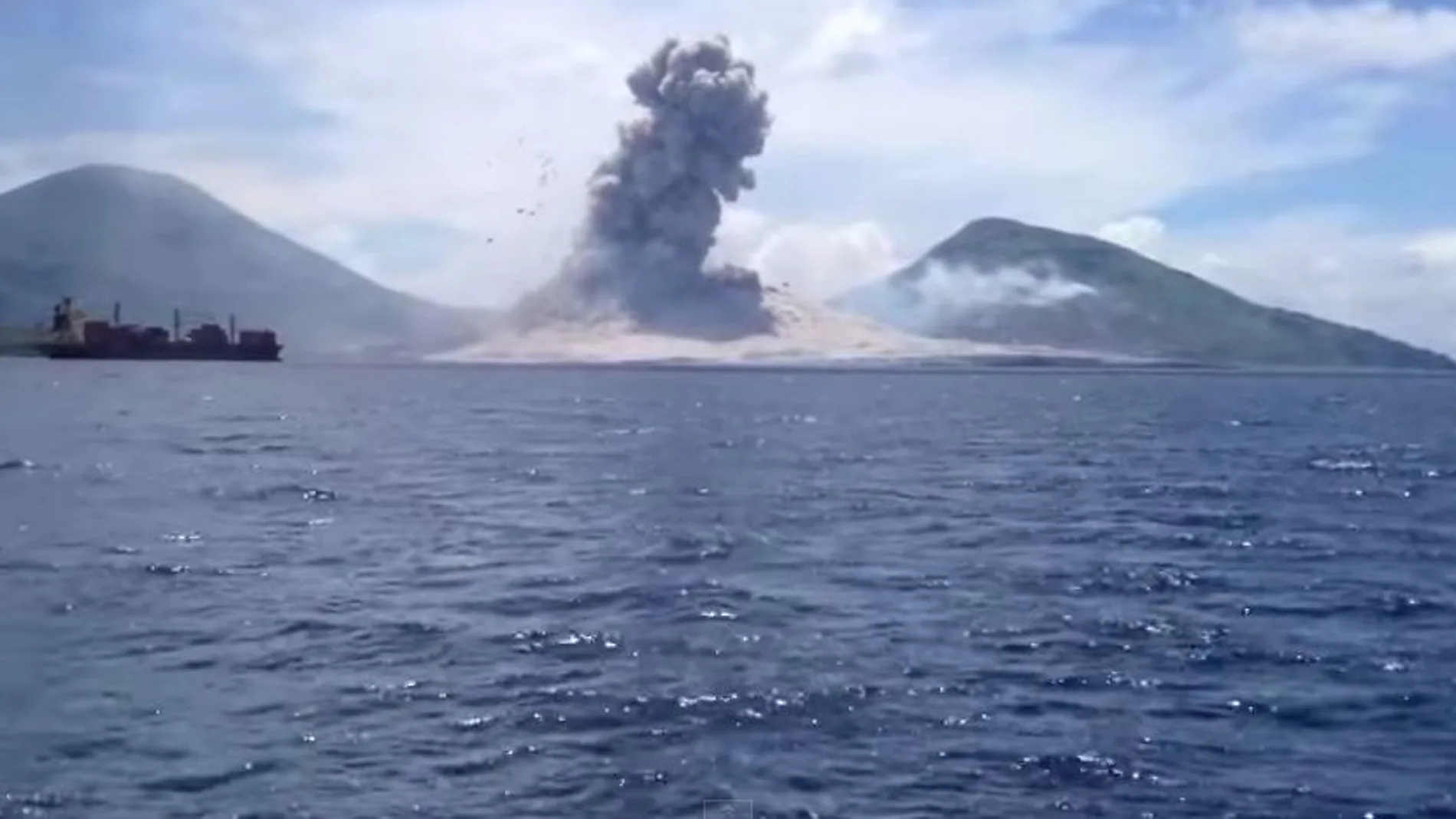 Un turista capta la explosiva erupción de un volcán en Papúa Nueva Guinea