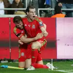  Un Bale estelar conduce a Gales al liderato