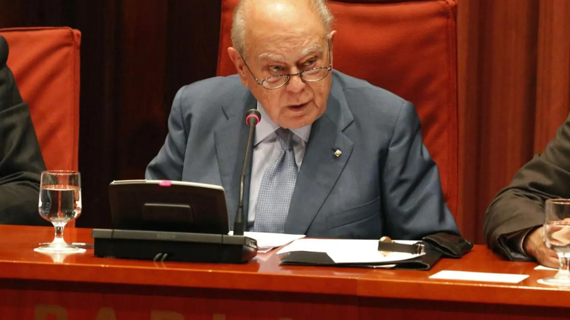 El expresidente de la Generalitat, Jordi Pujol, durante su comparecencia ante la comisión de Asuntos Institucionales del Parlament de Cataluña donde ha acudido para explicar sus cuentas en el extranjero.