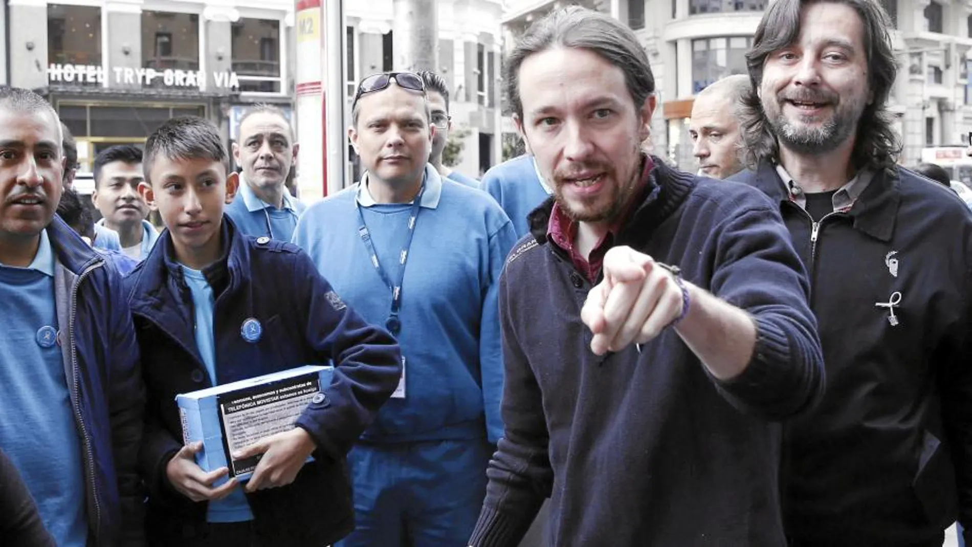 Iglesias se fotografió ayer junto a unos técnicos de Telefónica en huelga desde hace 38 días. A su espalda, su nuevo hombre fuerte, Rafael Mayoral