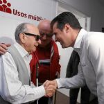 Luis Tudanca estrecha la mano al presidente del PSOE en Soria, Luis Cabrejas