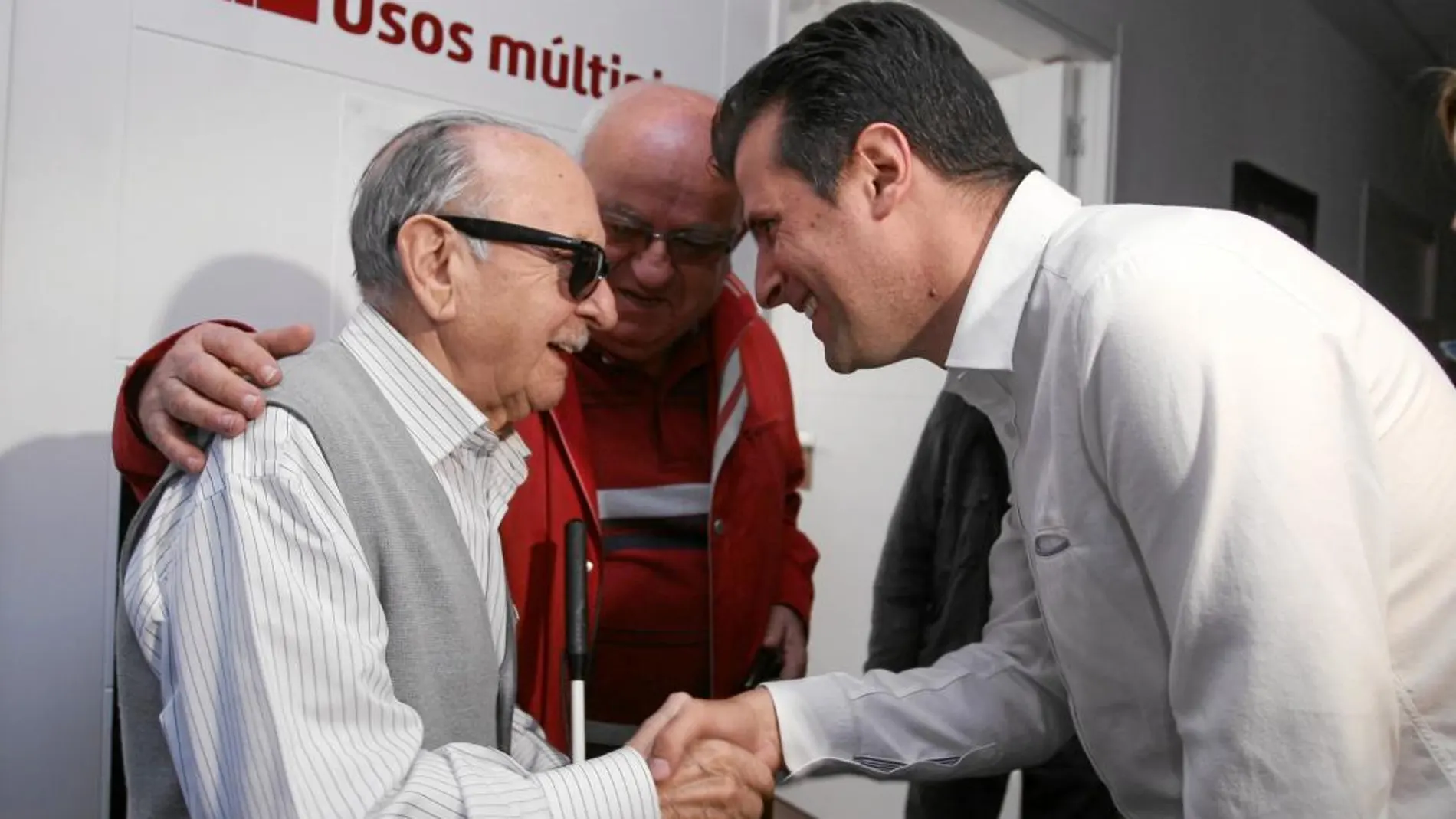 Luis Tudanca estrecha la mano al presidente del PSOE en Soria, Luis Cabrejas