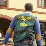 Agentes de la UCO de la Guardia Civil ayer en la sede de la Diputación Provincial de Sevilla