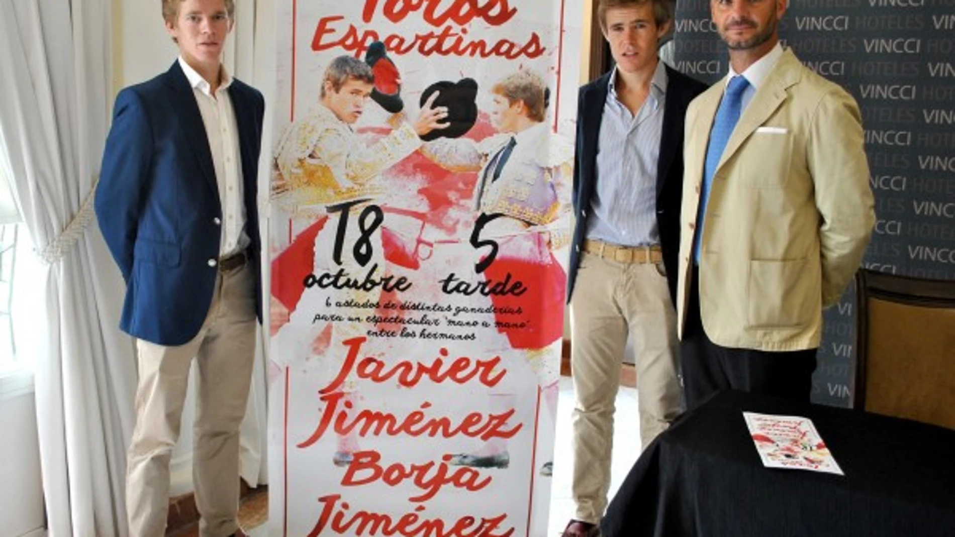 Borja y Javier Jiménez posan junto al empresario José Luis Peralta con el cartel de su mano a mano