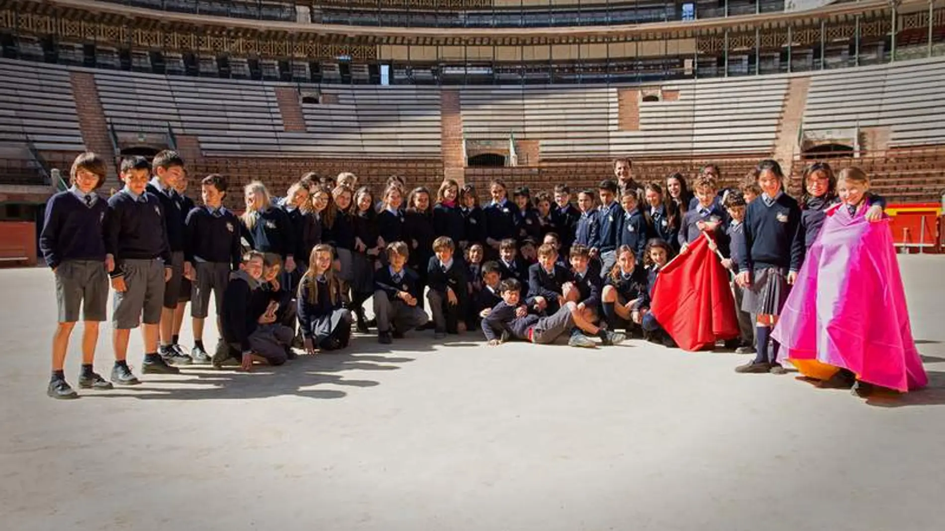 Los niños conocen la plaza de toros de Valencia