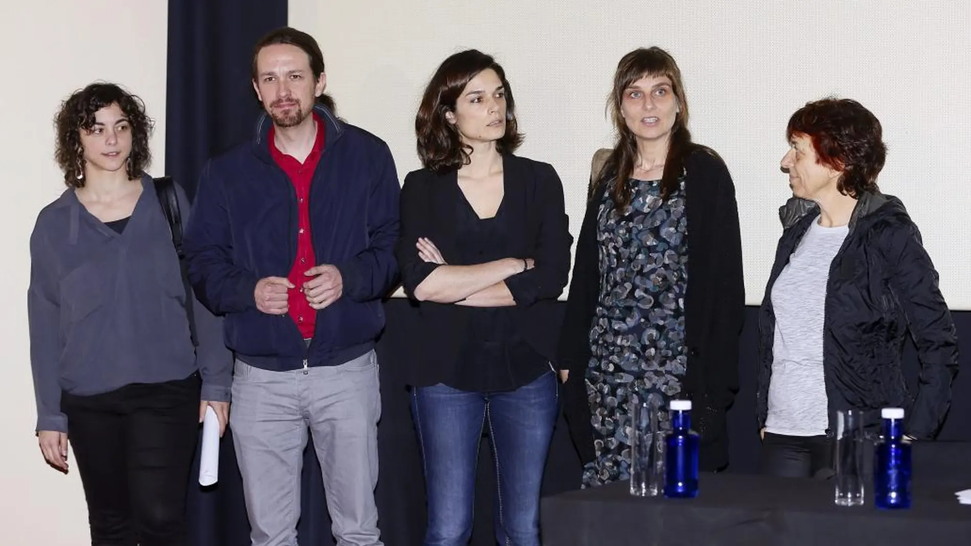 El líder de Podemos, Pablo Iglesias junto a Bibiana Medialdea, María Pazos, Tania González y Clara Serra