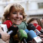 La presidenta del PP de Madrid, Esperanza Aguirre, habla ente los medios