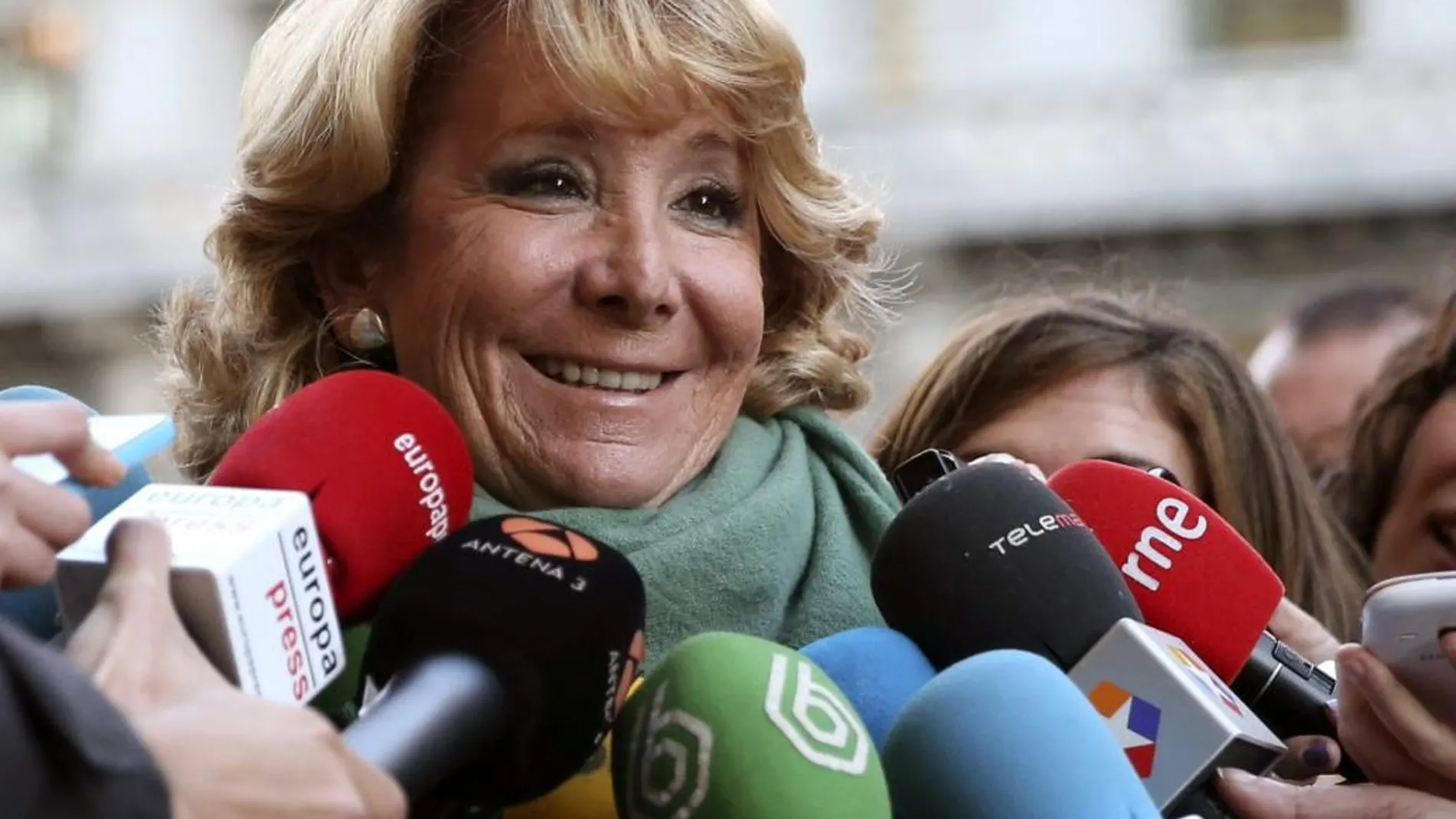 La presidenta del PP de Madrid, Esperanza Aguirre, habla ente los medios