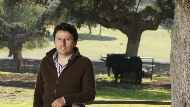 El ganadero salmantino posa junto a los toros que lidiará este sábado Miguel Abellán en solitario