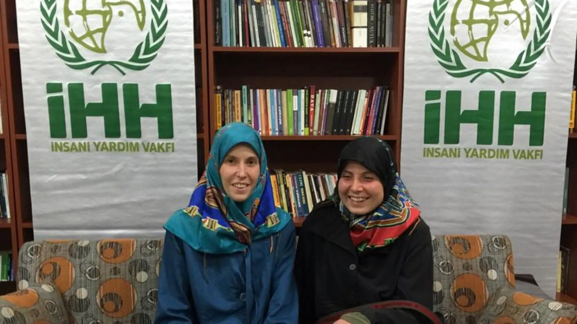 Las turistas checas Hana Humpalova y Antonie Chrastecka en la oficina de la organización humanitaria HH en la ciudad turca de Van.