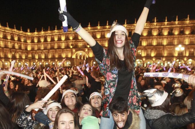 El fin de año anticipado que los jóvenes estudiantes celebran en Salamanca, la conocida como Nochevieja Universitaria, reunió en su Plaza Mayor a más de 45.000 personas.