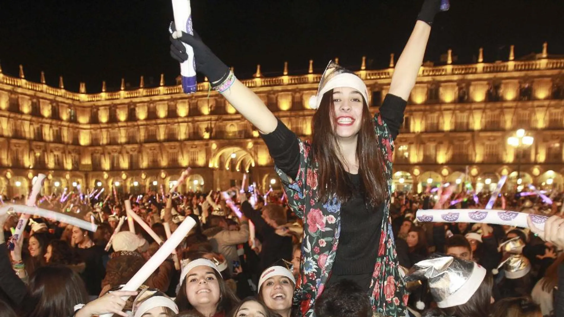 El fin de año anticipado que los jóvenes estudiantes celebran en Salamanca, la conocida como Nochevieja Universitaria, reunió en su Plaza Mayor a más de 45.000 personas.