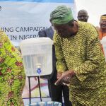 La ministra nigeriana de Recursos del Agua, Sarah Ochee (i), se lava las manos en compañía de otros dignatarios como parte de una campaña nacional de emergencia para combatir el virus del Ébola