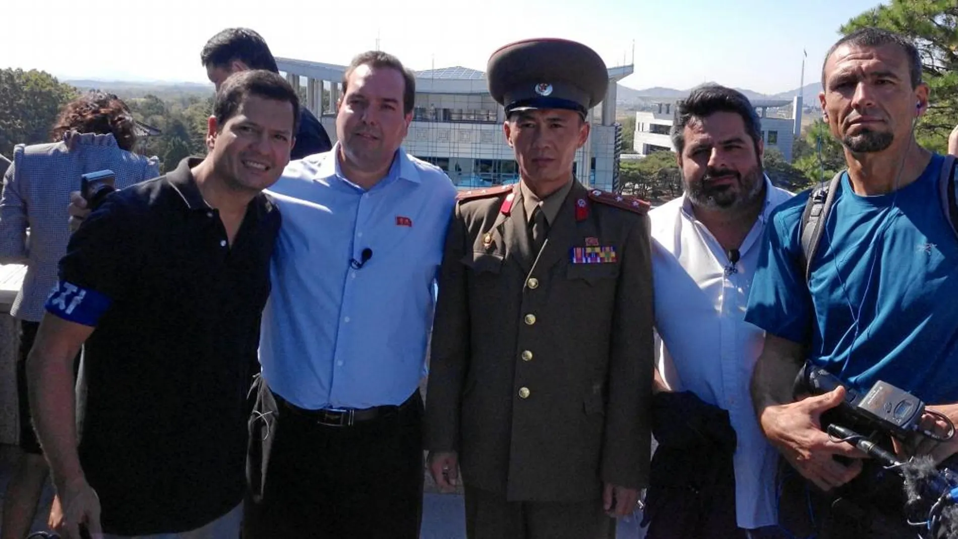 El equipo de «En tierra hostil», junto a un militar y Alejandro Cao, segundo por la izq. durante el rodaje