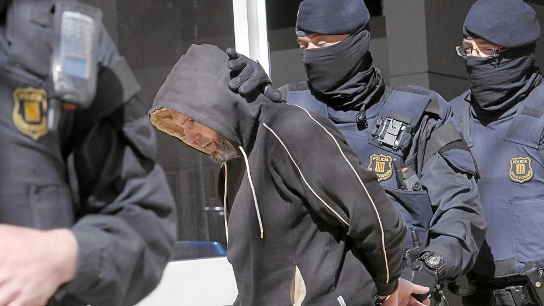 Los agentes de los Mossos durante una de las 14 detenciones que realizaron en la operación