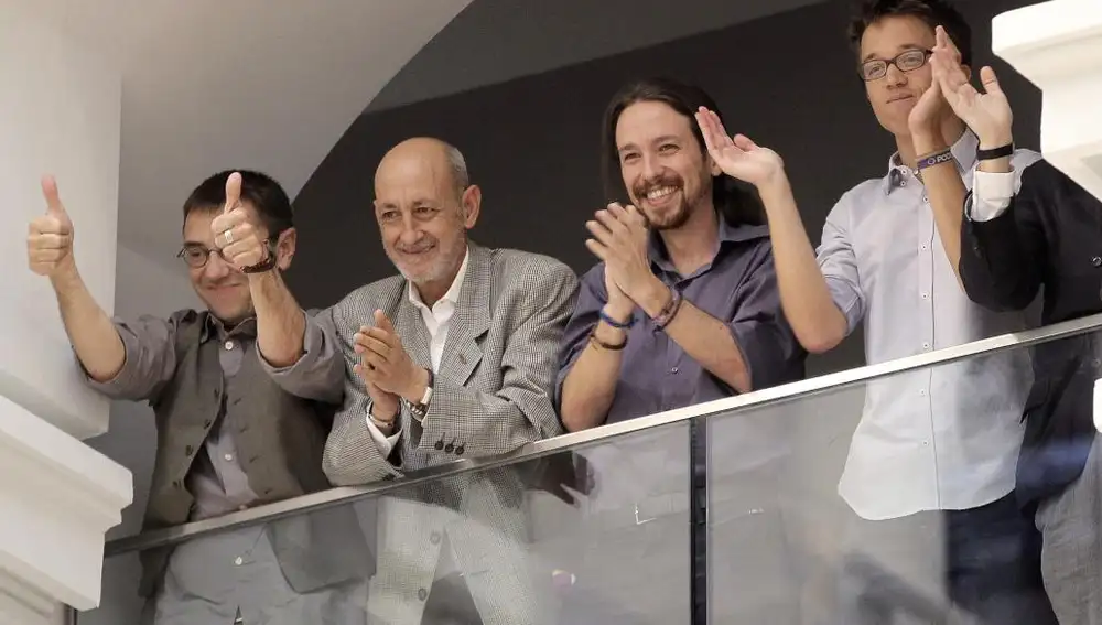 Los líderes de Podemos (de izq. a dcha) Juan Carlos Monedero, Jesús Montero, Pablo Iglesias e Íñigo Errejón aplauden tras la elección de Manuela Carmena