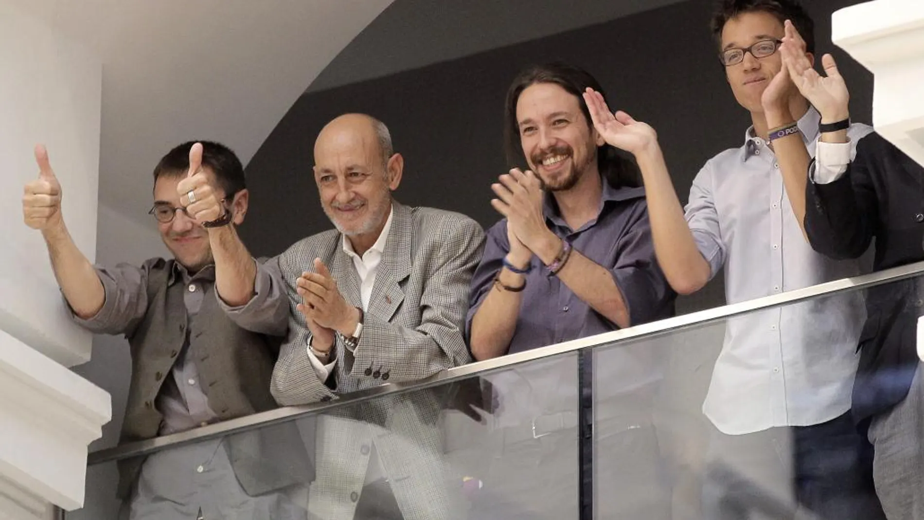 Los líderes de Podemos (de izq. a dcha) Juan Carlos Monedero, Jesús Montero, Pablo Iglesias e Íñigo Errejón aplauden tras la elección de Manuela Carmena