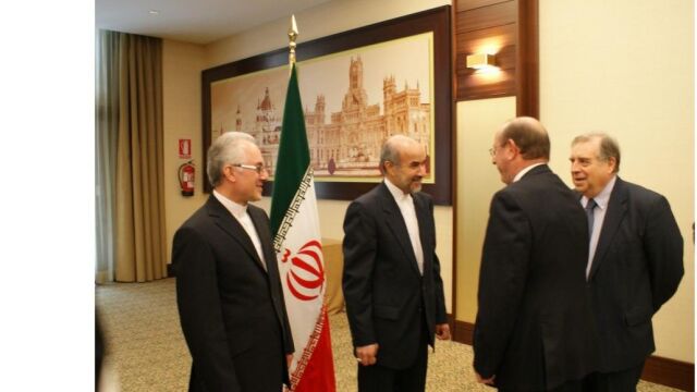 En el centro, el embajador de la República Islámica de Irán, señor Mohammad Hassan Fadaifard, acompañado de su Ministro Consejero, recibiendo a sus invitados.