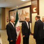 En el centro, el embajador de la República Islámica de Irán, señor Mohammad Hassan Fadaifard, acompañado de su Ministro Consejero, recibiendo a sus invitados.