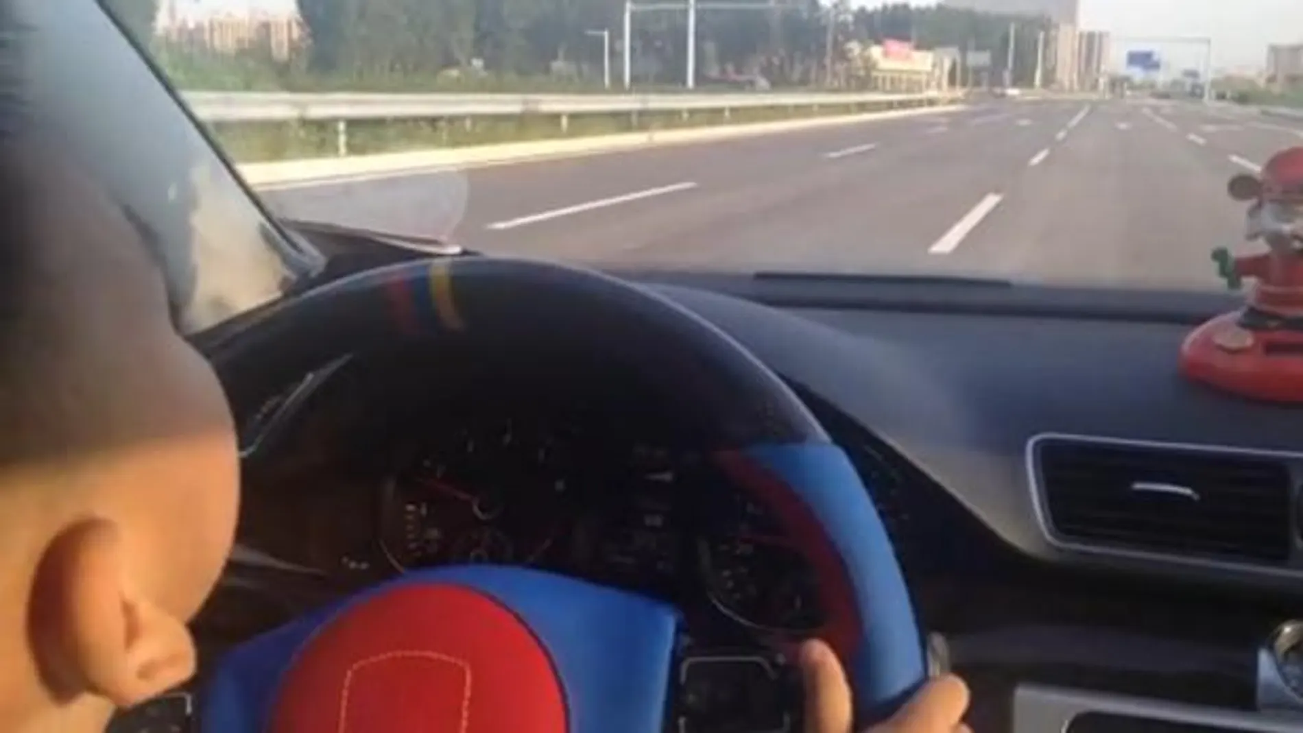 Un niño de tres años conduce por una autopista de Shanghai durante seis minutos
