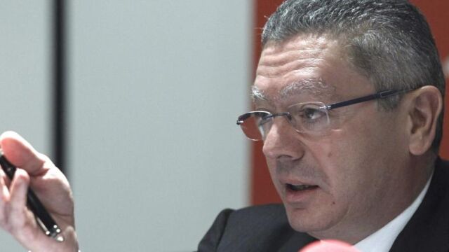 El ministro de Justicia, Alberto Ruiz Gallardón, durante su intervención en la inauguración hoy del seminario "La Justicia en España: viejos problemas, nuevas soluciones", en los cursos de verano de El Escorial.