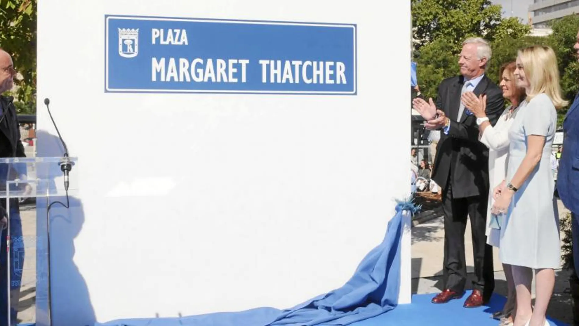 Ana Botella junto al hijo de Margaret Thatcher, su esposa y el embajador británico en España