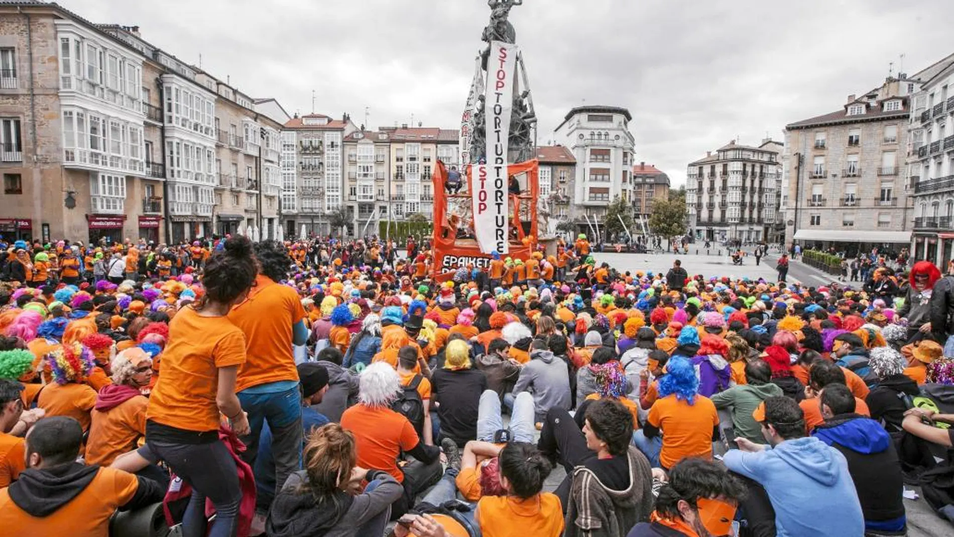 MIles de jóvenes del entramado proetarra participaron en el «muro popular» de Vitoria