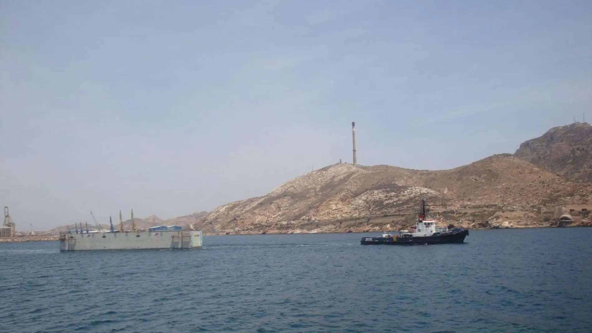 Imagen del traslado del cajón de toma de agua de mar a la planta desaladora de Torrevieja en junio de 2012.