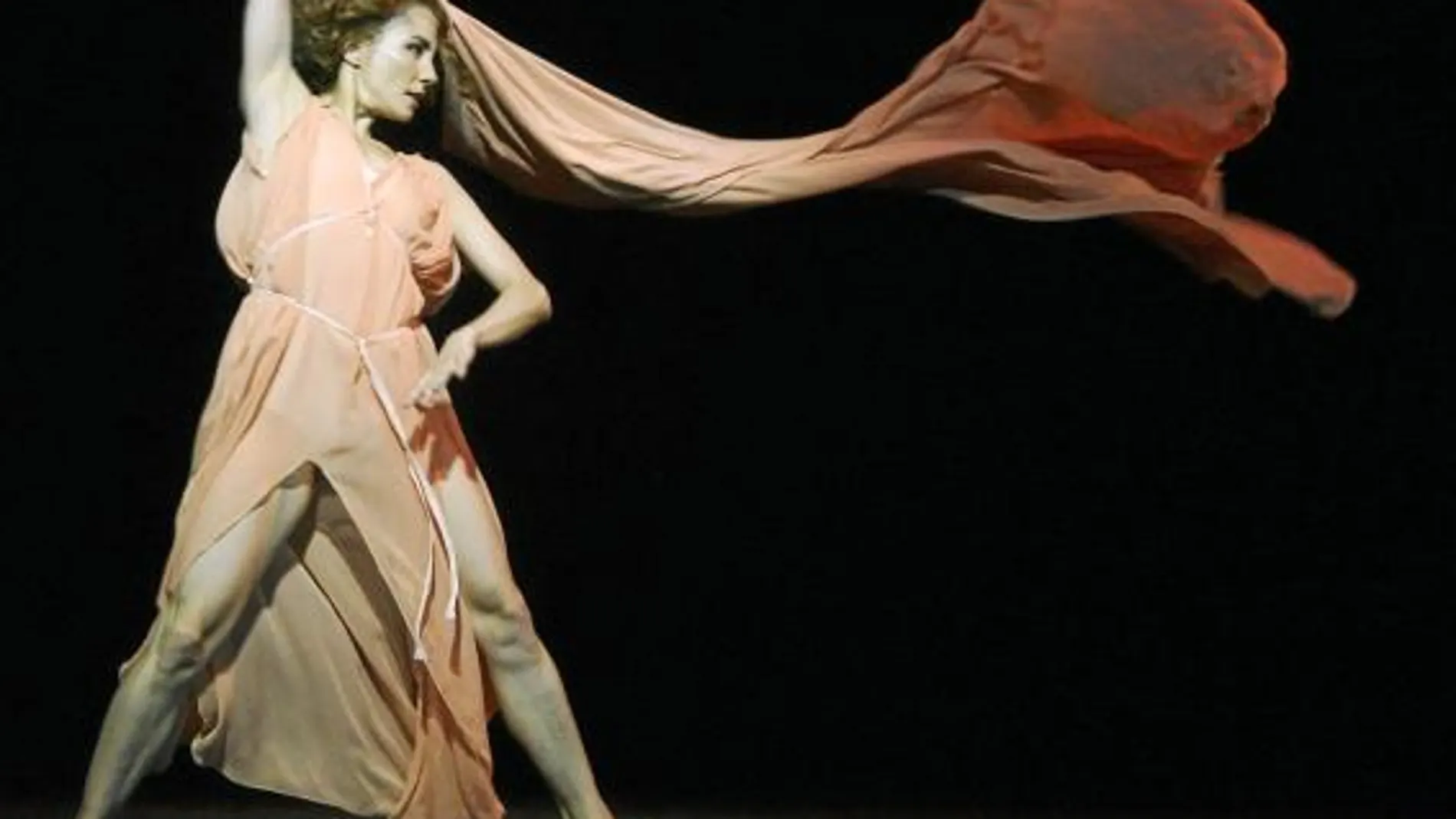 Rojo baila una coreografía de Frederick Ashton en el Teatro Real