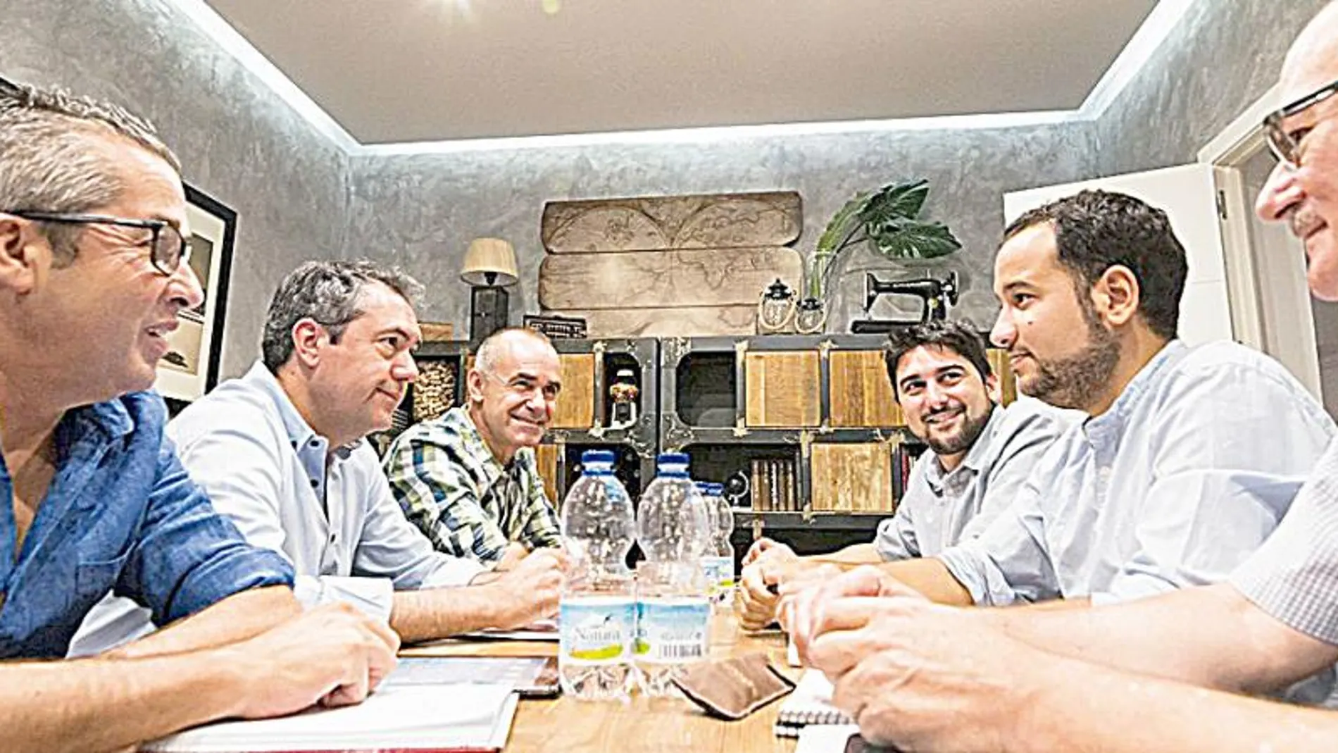 La larga jornada de reuniones entre PSOE, IU, PP y Participa Sevilla, en busca de fórmulas de Gobierno para la capital, se repetirá hoy