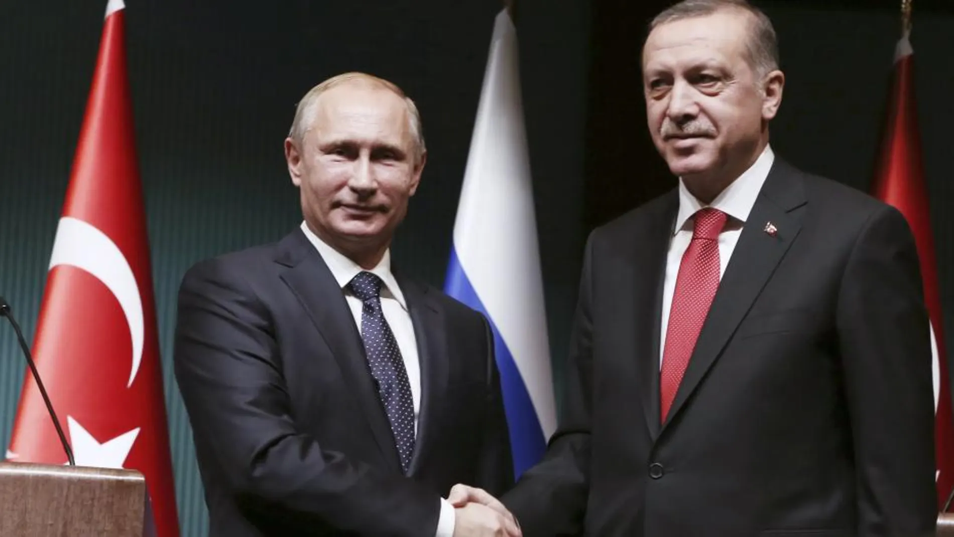El mandatario ruso anunció esta decisión en una rueda de prensa en Estambul junto a su homólogo turco, Recep Tayyip Erdogan