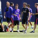 Luis Enrique, con gafas de sol, junto a Messi durante el entrenamiento de ayer
